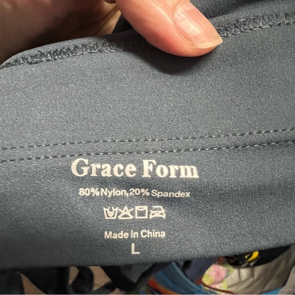 Navy Blue Sports Bra with Wide Shoulder Straps and Moisture-Wicking Fabric - Picture 5 of 5